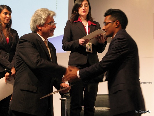 Dinesh Panday receiving GCARD2 Social Reporting trainee's certificate