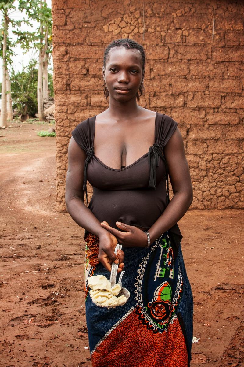 A woman from the community producing shea butter, Côte dIvoire.  © IFAD/Mariajose Silva Vargas